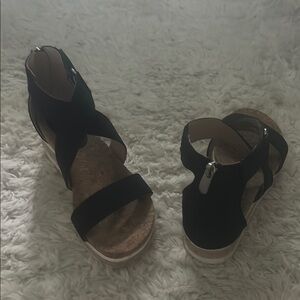 Adrienne Vittadini Black Sandals with Modern Elegance